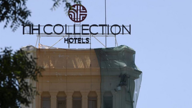 ep un obrero pinta la fachada del edificio donde se ubica uno de los hoteles nh collection de la