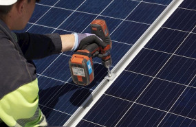 ep un tecnico fija los soportes de una instalacion fotovoltaica de autoconsumo de edp