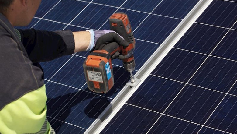 Un técnico fija los soportes de una instalación fotovoltaica de autoconsumo de EDP | DANIEL MORA - Archivo ep un tecnico fija los soportes de una instalacion fotovoltaica de autoconsumo de edp