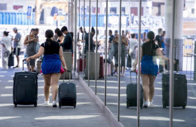 ep una persona con maletas en la estacion de atocha almudena grandes ep una persona con maletas en la estacion de atocha almudena grandes