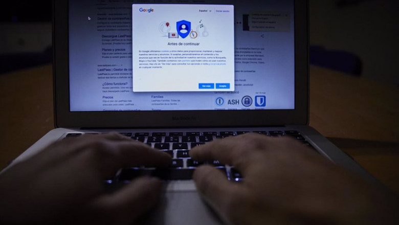 Una persona navega en Internet con un ordenador. | Jesús Hellín - Europa Press ep una persona navega en internet con un ordenador