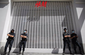 ep varios policias nacionales frente a una tienda de hm durante los paros parciales de dos horas por