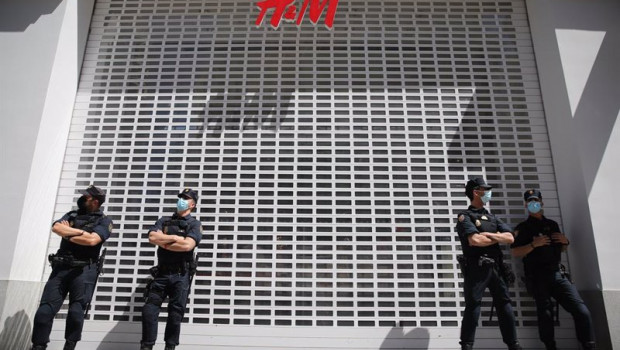 ep varios policias nacionales frente a una tienda de hm durante los paros parciales de dos horas por