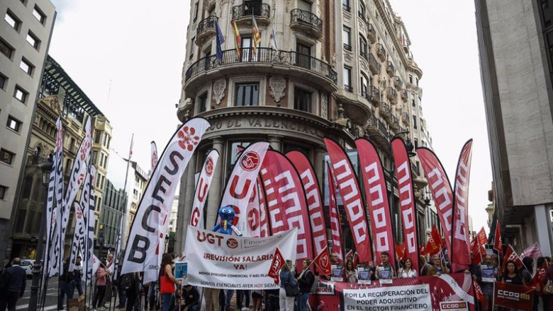 ep varios trabajadores del sector financiero se manifiestan delante de la sede de caixabank a 28 de ep varios trabajadores del sector financiero se manifiestan delante de la sede de caixabank a 28 de