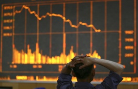 un-homme-depite-devant-des-cours-de-bourse-a-changchun-province-de-jilin-en-chine-en-juin-2008-crise-financiere-marches-effondrement-des-bourses un-homme-depite-devant-des-cours-de-bourse-a-changchun-province-de-jilin-en-chine-en-juin-2008-crise-financiere-marches-effondrement-des-bourses