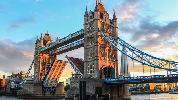 dl city of london tower bridge river thames square mile financial district trading finance 2 pb