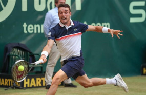 ep 21 june 2019 north rhine-westphalia halle spanish tennis player roberto bautista agut in action against switzerlands roger federer during their mens singles quarter-final match of the halle open tennis tournament photo friso gentschdpa