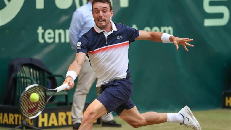 21 June 2019, North Rhine-Westphalia, Halle: Spanish tennis player Roberto Bautista Agut in action against Switzerland's Roger Federer during their men's singles quarter-final match of the Halle Open tennis tournament. Photo: Friso Gentsch/dpa | Friso Gentsch/dpa - Archivo ep 21 june 2019 north rhine-westphalia halle spanish tennis player roberto bautista agut in action against switzerlands roger federer during their mens singles quarter-final match of the halle open tennis tournament photo friso gentschdpa