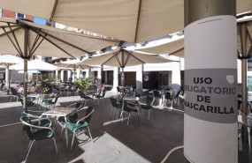 ep archivo cartel en el que se lee uso obligatorio de mascarilla junto a una terraza vacia ep archivo cartel en el que se lee uso obligatorio de mascarilla junto a una terraza vacia