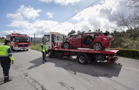 ep archivo   efectivos de guardia civil vigilan la retirada de un coche siniestrado