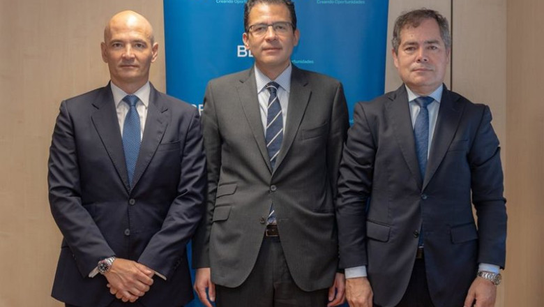 ep archivo   el economista jefe de bbva research miguel cardoso en el centro en la presentacion del