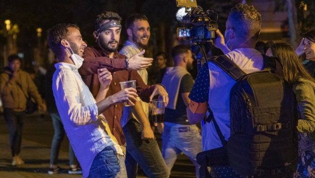 ep archivo   grupos de personas festejan en las calles de barcelona durante el primer viernes sin