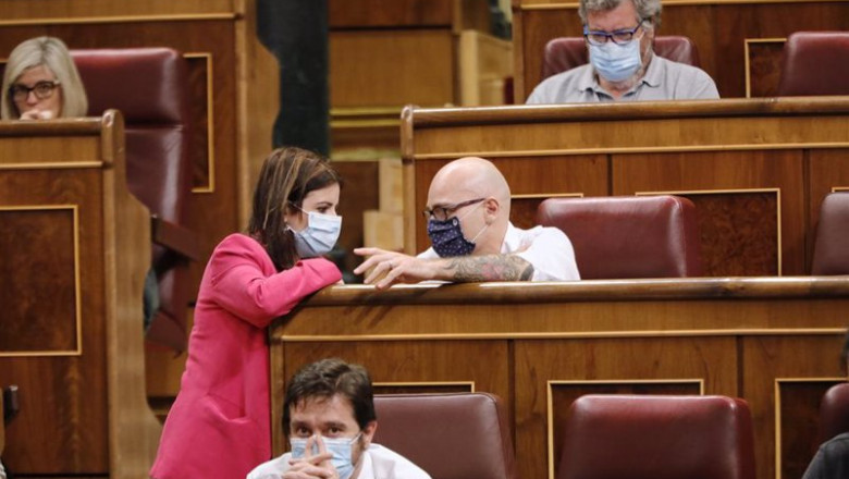 ep archivo   la portavoz del psoe en el congreso adriana lastra habla con el diputado de unidas