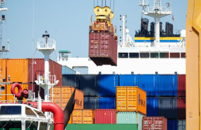 ep archivo   porta contenedores en el puerto de huelva a 21 de mayo de 2025 en huelva andalucia