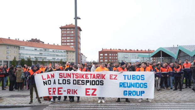 ep archivo   trabajadores de la plantilla de tubos reunidos durante una concentracion