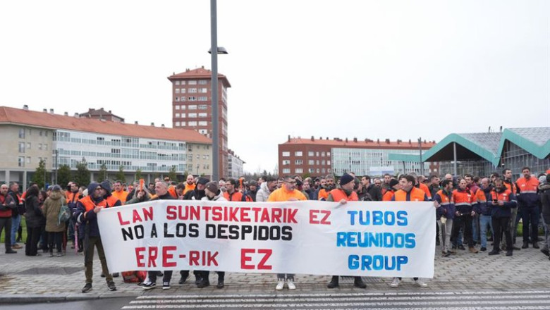 ep archivo   trabajadores de la plantilla de tubos reunidos durante una concentracion