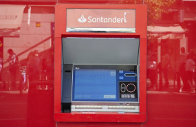 ep archivo   un cajero en una oficina del banco santander a 29 de septiembre de 2024 en madrid