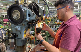 ep archivo   un joven trabajador dentro de una fabrica de calzado