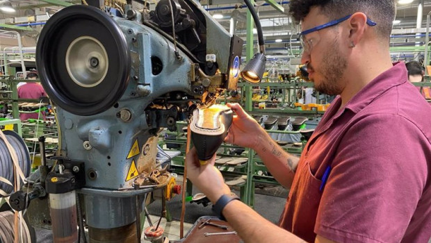 ep archivo   un joven trabajador dentro de una fabrica de calzado