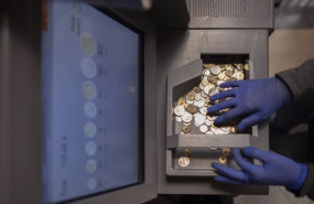 ep archivo   una de las maquinas que cuenta pesetas en el banco de espana a escasos dias de expirar