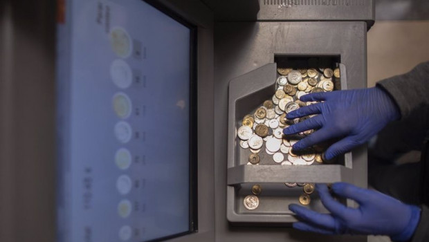 ep archivo   una de las maquinas que cuenta pesetas en el banco de espana a escasos dias de expirar