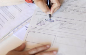ep archivo   una mujer senala el valor de mercado de una escritura de compraventa de una hipoteca en