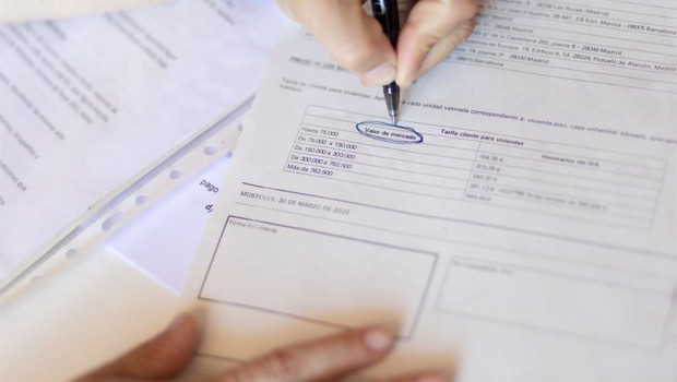 ep archivo   una mujer senala el valor de mercado de una escritura de compraventa de una hipoteca en