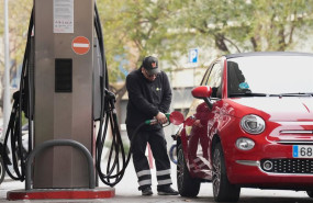 ep archivo   una persona repostando en una gasolinera 20260414101904
