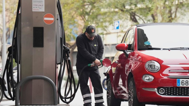 ep archivo una persona repostando en una gasolinera 20260414101904 ep archivo una persona repostando en una gasolinera 20260414101904