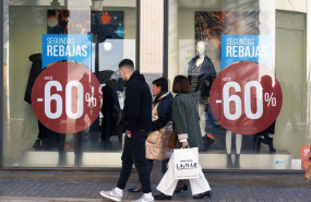 ep archivo   varias personas realizan compras en el inicio de las primeras rebajas del ano en 20250103120003