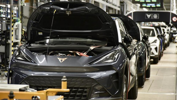 ep archivo   vehiculos en la cadena de montaje de la planta automovilistica de seat en martorell