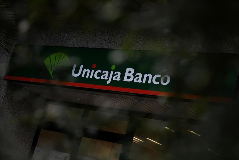 Fitch mejora el rating a largo plazo de Unicaja a BBB+ desde BBB