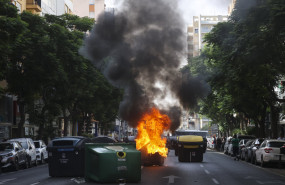 ep barricada con contenedores de basura ardiendo durante la primera jornada de la huelga del metal