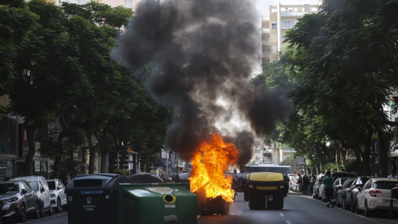 Barricada con contenedores de basura ardiendo durante la primera jornada de la huelga del metal en la provincia de Cádiz | Nacho Frade - Europa Press ep barricada con contenedores de basura ardiendo durante la primera jornada de la huelga del metal