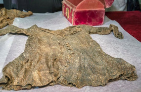 ep blusa de seda hallada en el interior del sepulcro del infante don pedro hijo de enrique ii de