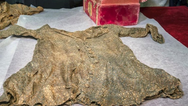 ep blusa de seda hallada en el interior del sepulcro del infante don pedro hijo de enrique ii de