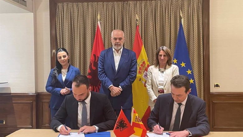 De izquierda a derecha y de arriba a abajo: Belinda Balluku, Ministra de Energía e Infraestructuras de Albania; Edi Rama, Primer Ministro de Albania; Teresa Ribera, Vicepresidenta y Ministra para la Transición Ecológica y el Reto Demográfico; Arber Avrami | ENAGÁS ep de izquierda a derecha y de arriba a abajo belinda balluku ministra de energia e infraestructuras
