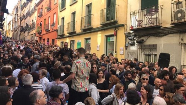 ep decenaspersonas apoyandoactofavor1-omadrid
