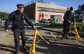 ep dos agentes de los mossos desquadra acordonan una zona en el laboratorio del irta a 18 de ep dos agentes de los mossos desquadra acordonan una zona en el laboratorio del irta a 18 de