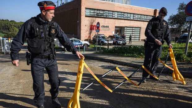 ep dos agentes de los mossos desquadra acordonan una zona en el laboratorio del irta a 18 de