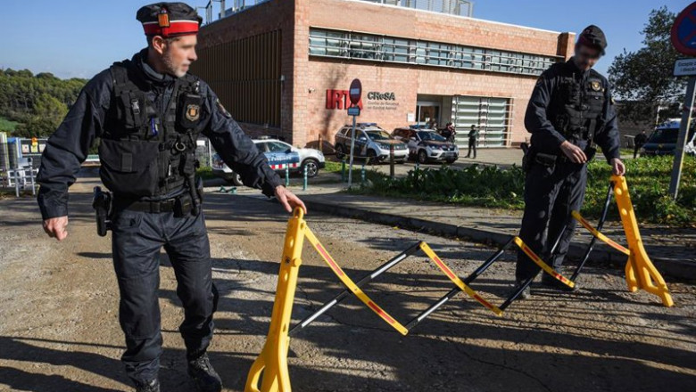 Dos agentes de los Mossos d'Esquadra acordonan una zona en el laboratorio del IRTA, a 18 de diciembre de 2025, en Cerdanyola, Barcelona, Catalunya (España). | Alberto Paredes - Europa Press ep dos agentes de los mossos desquadra acordonan una zona en el laboratorio del irta a 18 de