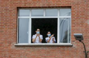 ep dos sanitarios aplauden en la fundacion jimenez diaz de madrid el 7 de abril de 2020