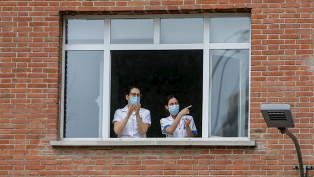 ep dos sanitarios aplauden en la fundacion jimenez diaz de madrid el 7 de abril de 2020