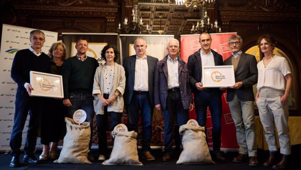 ep el consejero aierdi y la directora de intia natalia bellostas junto a productores de nuez en el