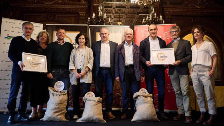 ep el consejero aierdi y la directora de intia natalia bellostas junto a productores de nuez en el ep el consejero aierdi y la directora de intia natalia bellostas junto a productores de nuez en el