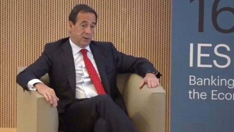 El consejero delegado de CaixaBank, Gonzalo Gortázar, en el '16 Encuentro del sector bancario' organizado por IESE y EY. Captura de pantalla de Zoom. | EUROPA PRESS ep el consejero delegado de caixabank gonzalo gortazar en el 16 encuentro del sector bancario