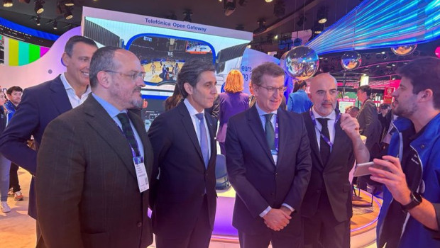 ep el lider del pp alberto nunez feijoo ha visitado el estand de telefonica tras el anuncio de un