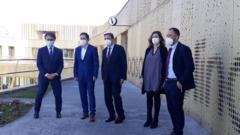 El ministro de Agricultura, Luis Planas, junto al delegado del Gobierno en Euskadi, Denis Itxaso, y representantes del Basque Culinary Center | EUROPA PRESS ep el ministro de agricultura luis planas junto al delegado del gobierno en euskadi denis itxaso y