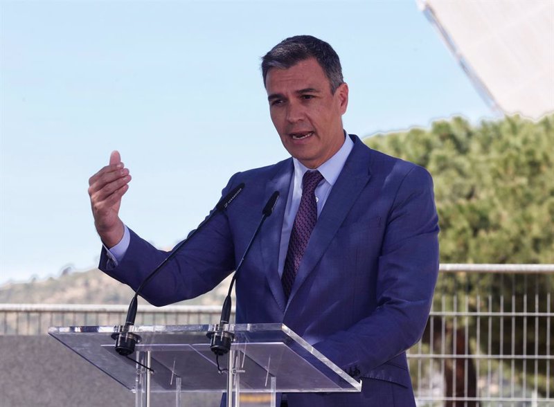 Sánchez anuncia que el Gobierno bajará el IVA de la luz del 10% al 5% este sábado