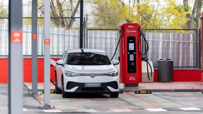 ep electrolinera publica mas grande de madrid en vicalvaro a 14 de noviembre de 2025 en madrid